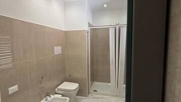 Haartrockner, Bidet, Handtücher, Seife