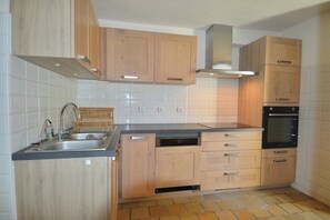 Private kitchen - Le Couvent, large stone house with garden (Meuvaines)