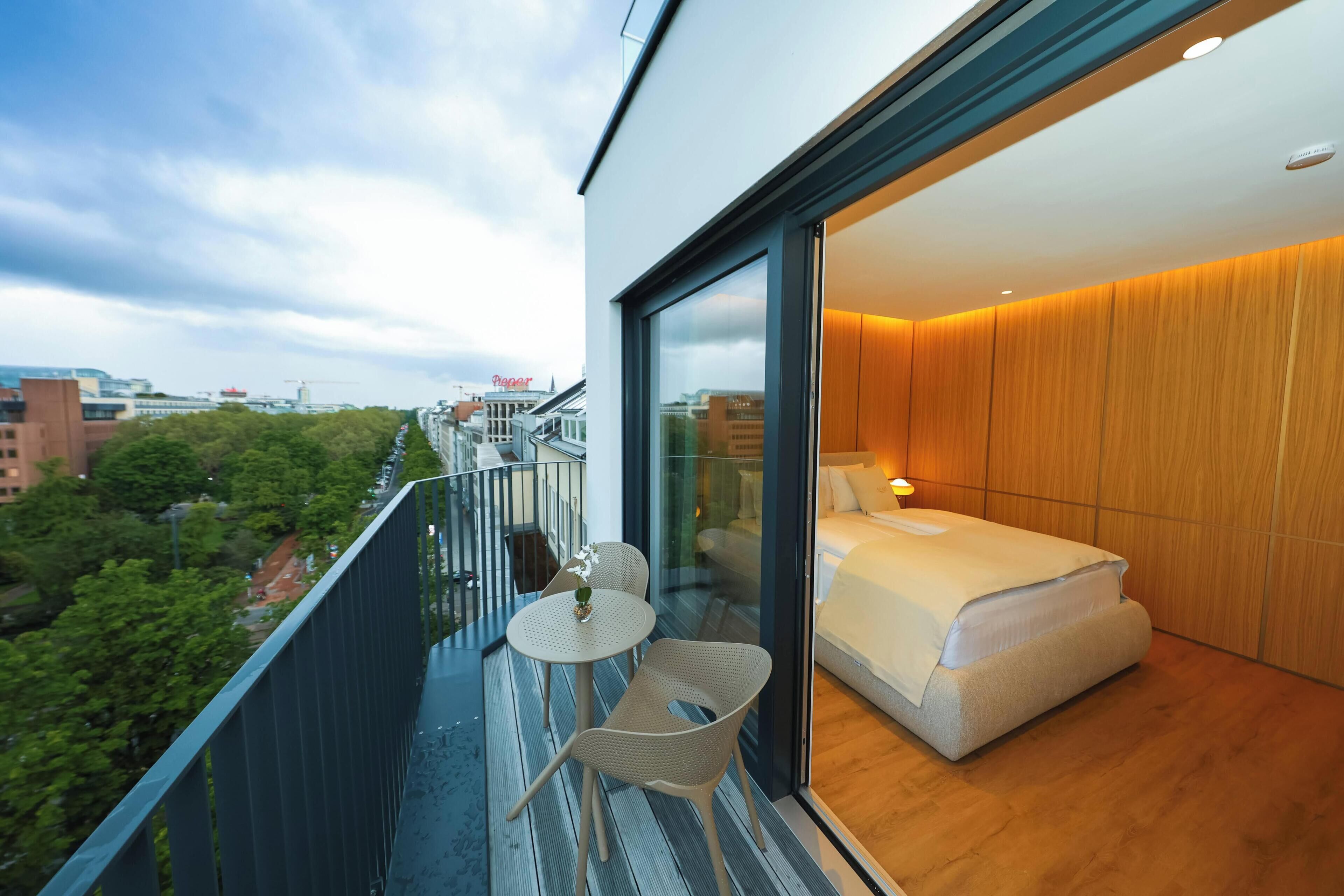 Suite júnior | Roba de llit d'alta qualitat, minibar i escriptori 