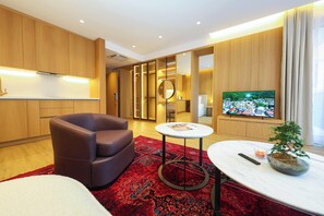 Luxe beddengoed, een minibar, een bureau, een laptopwerkplek