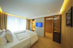 Premium bedding, minibar, desk, laptop workspace - Kö102 Prime Suites (Düsseldorf)
