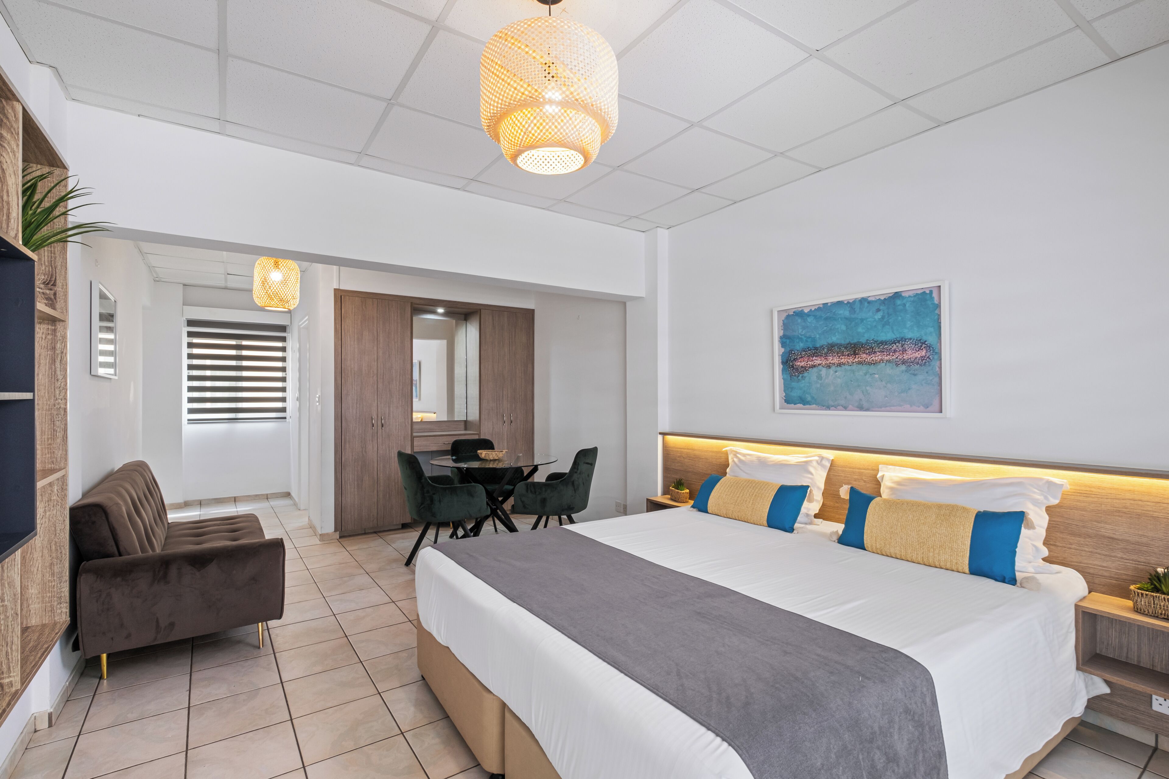 Apartamento, 1 cama doble con sofá cama, balcón, vistas a la ciudad | Caja fuerte, tabla de planchar con plancha, wifi gratis
