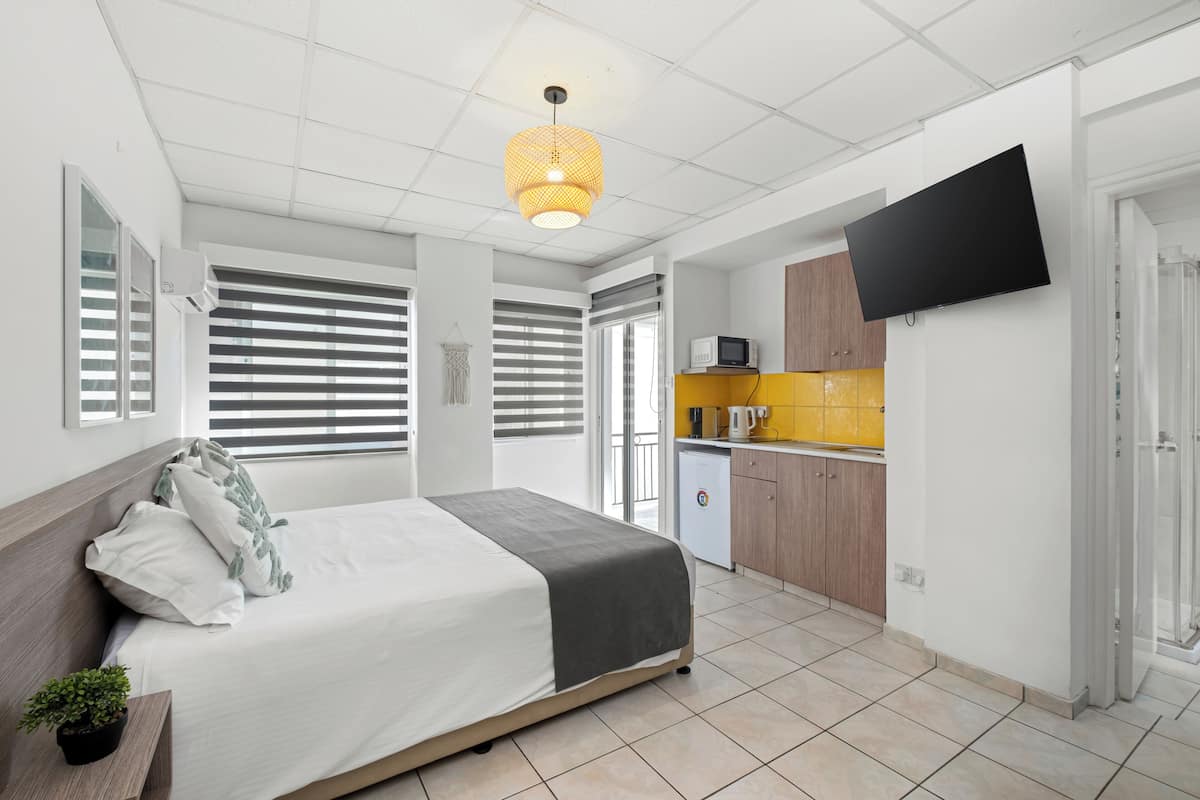 Studio Suite, ban công, quang cảnh thành phố | Két bảo mật tại phòng, bàn ủi/dụng cụ ủi quần áo