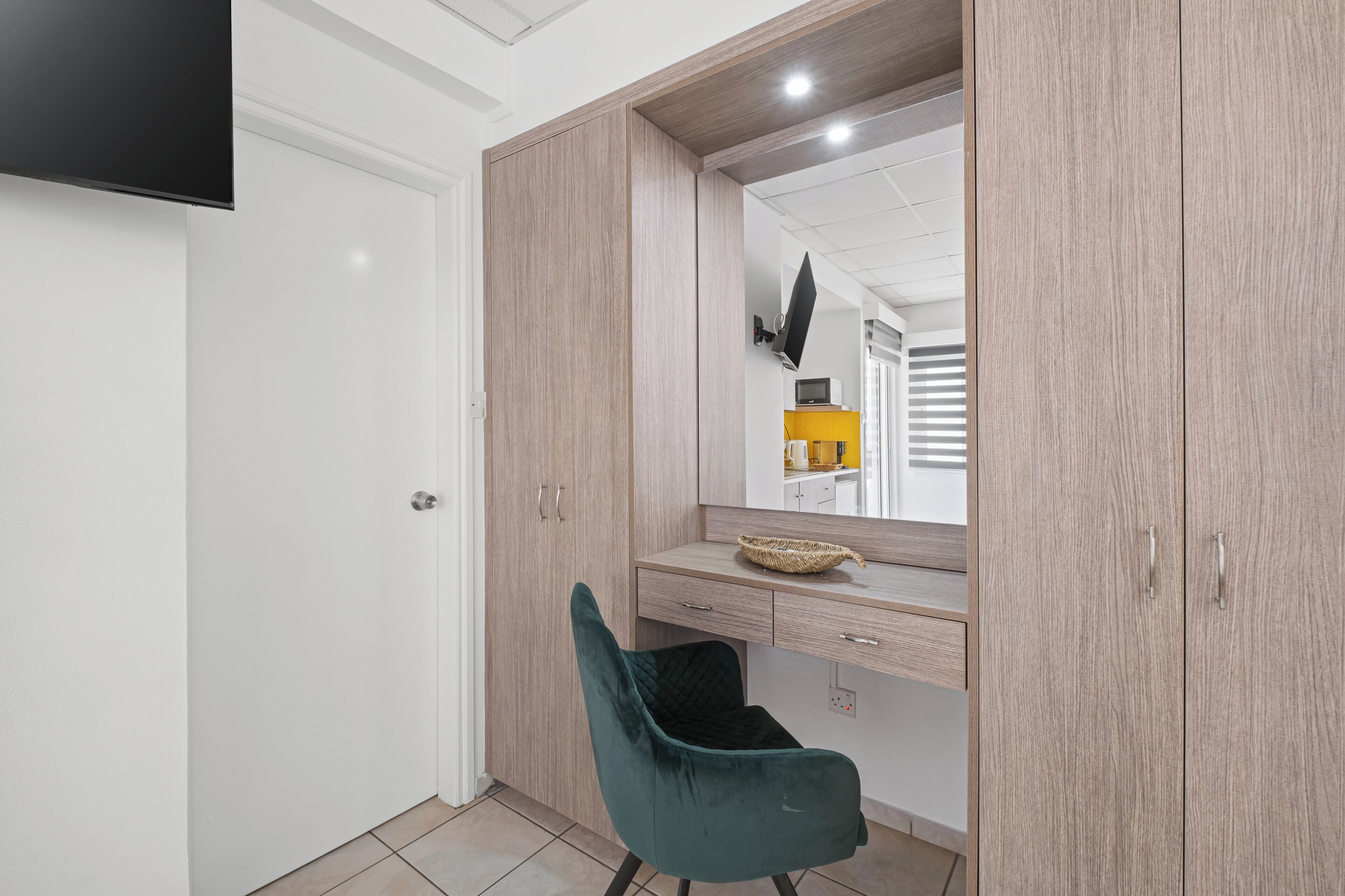 Suite Studio, balcon, vue ville | Coffres-forts dans les chambres, fer et planche à repasser