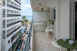 Outdoor dining - Larnaca Bay Suites (Larnaca)