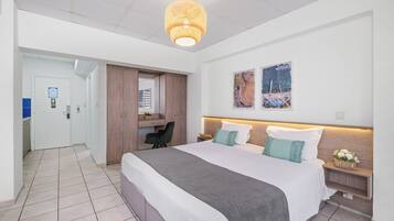 Estúdio, sacada, vista para a cidade | Cofres nos quartos, ferros/tábuas de passar roupa, Wi-Fi de cortesia