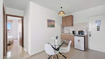 Apartamento standard, sacada, vista para a cidade | Cozinha privada
