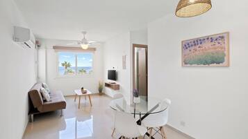 Apartamento standard, sacada, vista para a cidade | Área de estar