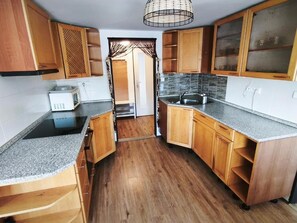 Apartament familiar, vistes al turó | Cuina privada | Trona 