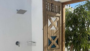 A wooden door with geometric cutouts, a metal handle, and a keyhole. - Villa La Casita Fuente del Baden 52 (Nerja)