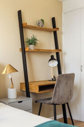 Iron/ironing board, travel crib, WiFi, bed sheets - High-Floor 2BR w/Shard Skyline Views | TowerBridge (Greater London)