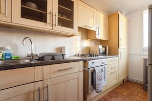 Fridge, microwave, oven, stovetop - High-Floor 2BR w/Shard Skyline Views | TowerBridge (Greater London)