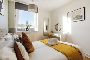 Iron/ironing board, travel cot, WiFi, bed sheets - High-Floor 2BR w/Shard Skyline Views | TowerBridge (Greater London)