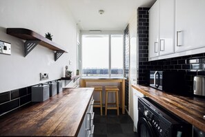Fridge, microwave, oven, stovetop - Modern 2 King Beds w/Shard Views near Tower Bridge (Greater London)