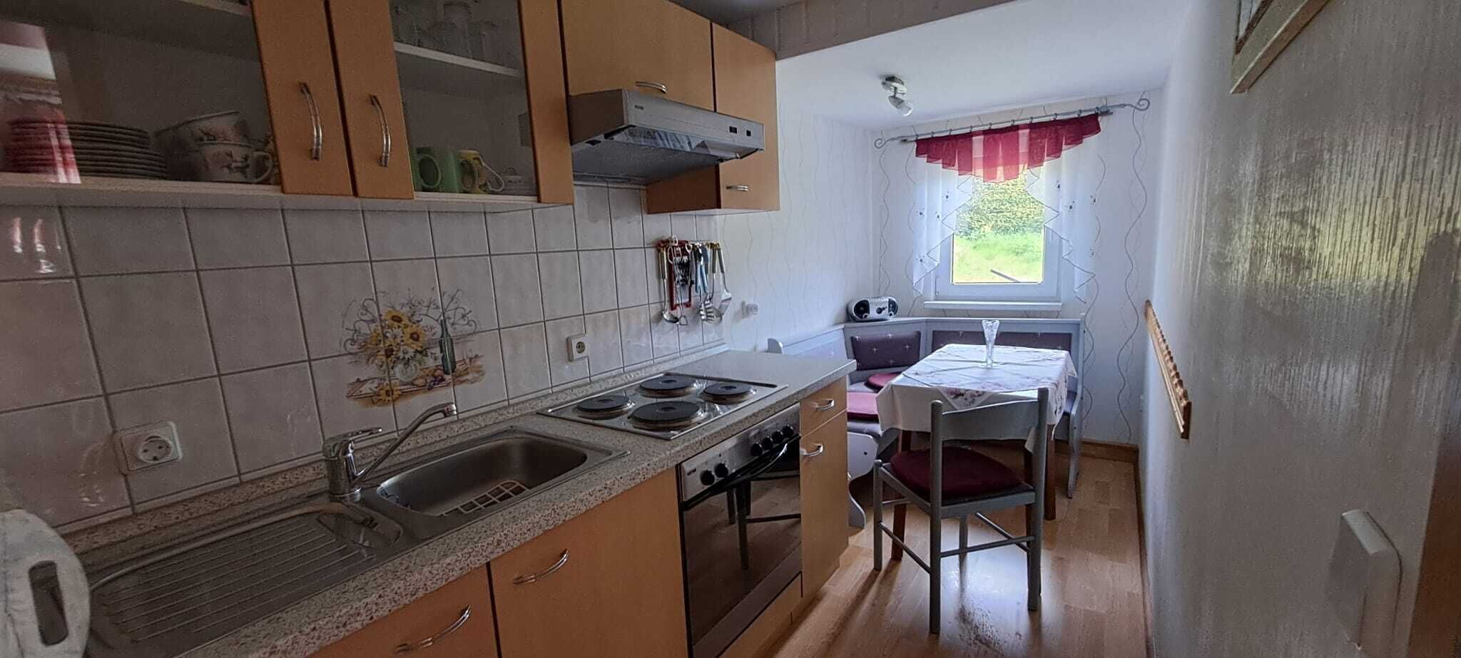 Frigorífic, forn, placa de cuina i cafetera i tetera 