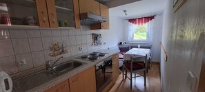 Frigorífico, horno, placa de cocina y cafetera o tetera