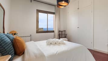 Iron/ironing board, bed sheets