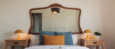 Iron/ironing board, bed sheets