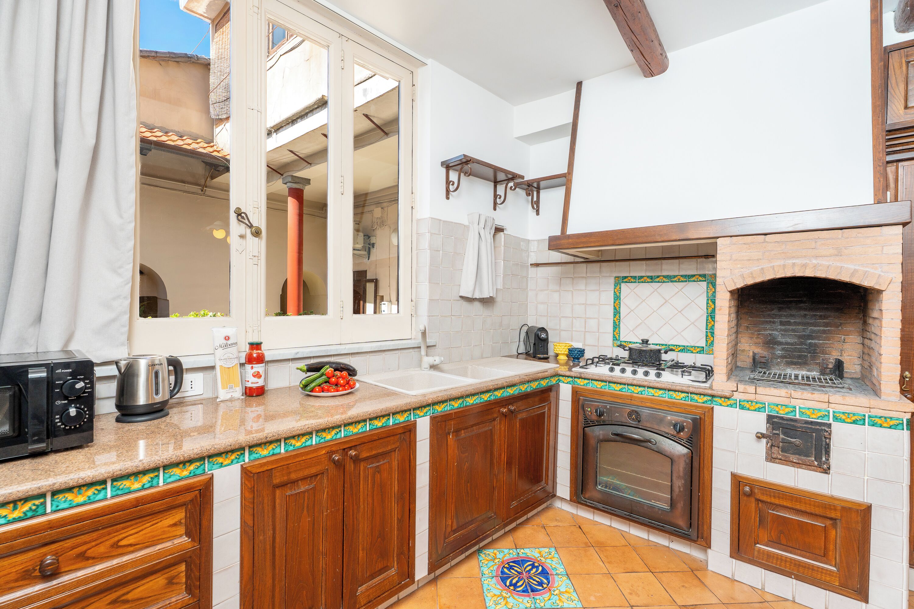 Apartamento luxo, 2 quartos | Cozinha privada | Geladeira grande, micro-ondas, fogão, cooktop
