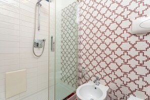 Departamento Deluxe, 2 habitaciones | Baño | Regadera, amenidades de baño gratuitas, secadora de cabello, toallas 