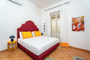 Apartamento luxo, 2 quartos | Escrivaninha, Wi-Fi de cortesia