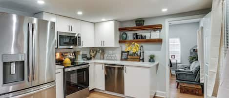 Fridge, microwave, stovetop, dishwasher
