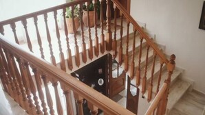 A wooden staircase with a handrail, leading to a landing with potted plants. - Villa Costa Dorada : Swimming pool, BBQ, 10 guests (Tarragona)
