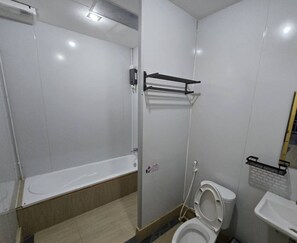 Habitación doble Deluxe, balcón, vista al jardín | Baño