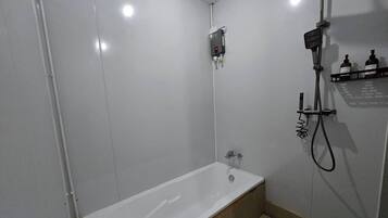 Deluxe villa, balkon, uitzicht op tuin | Badkamer