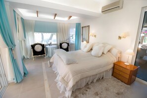 Tabla de planchar con plancha, wifi y ropa de cama 