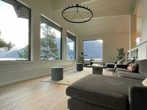TV - Fjord cabin with views of waterfalls (Isfjorden)