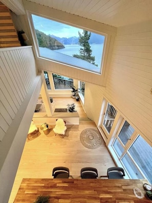 Interior - Fjord cabin with views of waterfalls (Isfjorden)