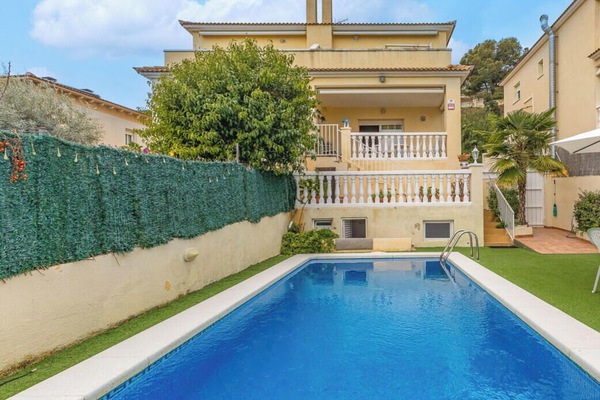 Vive el verano en esta casa con piscina privada en Comarruga.