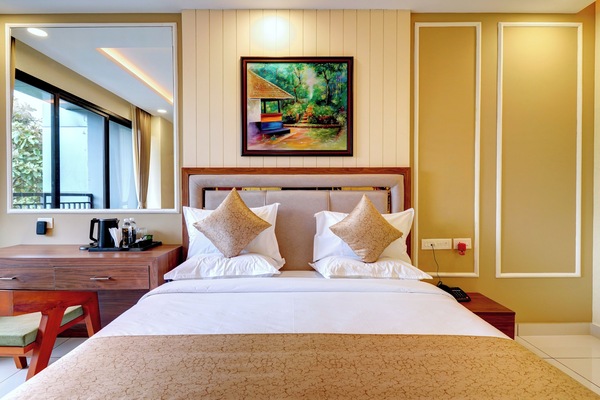 Luxury Suite | Desk, laptop workspace, iron/ironing board, free WiFi
