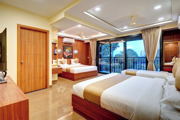 Family Suite | Desk, laptop workspace, iron/ironing board (on request), WiFi (free)