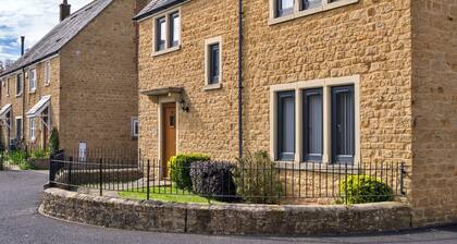 Hollies Cottage, Elm (4 bed)