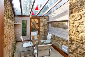 Outdoor dining - Hollies Cottage, Oak (3 bed) (Bower Hinton)