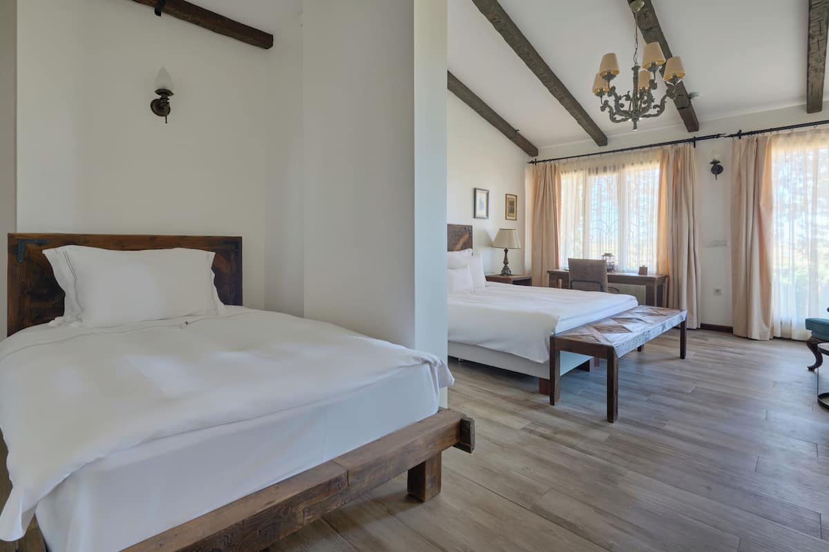 Habitación triple estándar, vista al jardín | Minibar, wifi gratis y ropa de cama