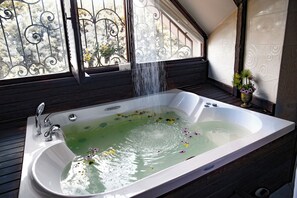 Quadrupla Romantica, vista città | Bagno | Set di cortesia gratuito, asciugacapelli, pantofole, asciugamani