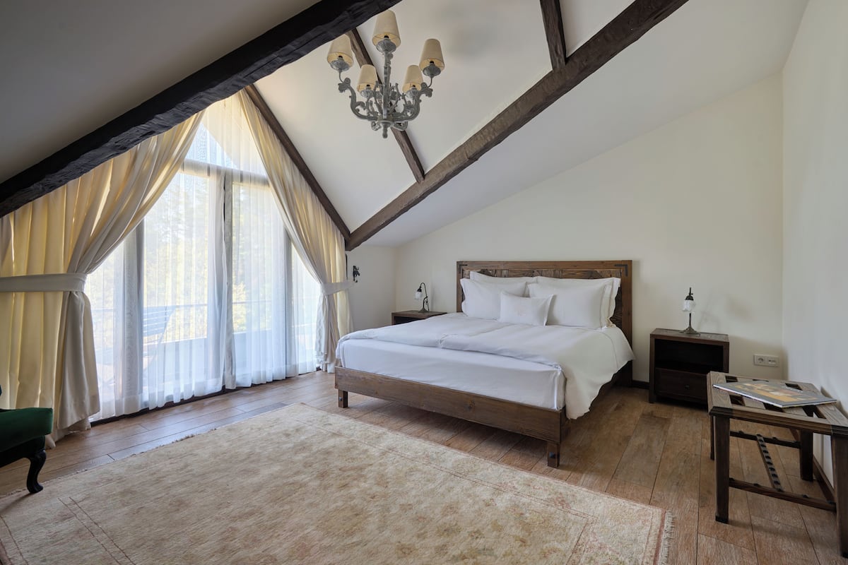 Habitación doble Deluxe, balcón, vista al lago | Minibar, wifi gratis y ropa de cama