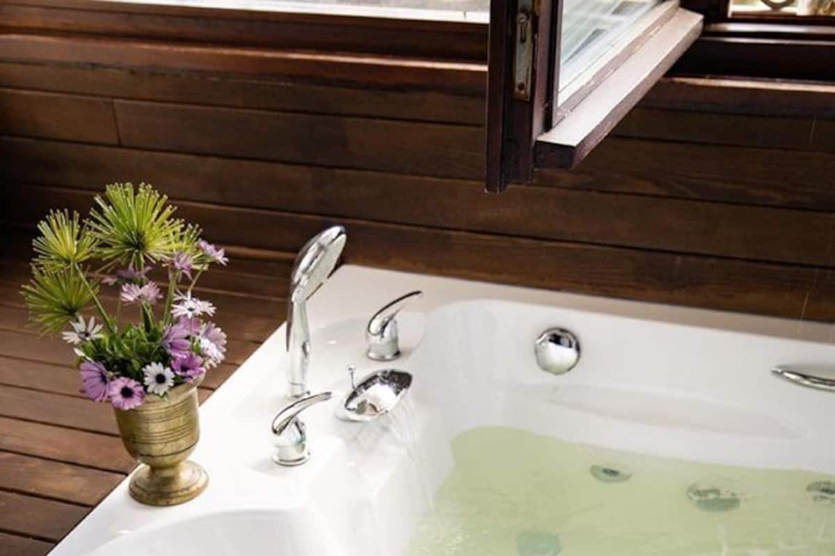 Habitación cuádruple romántica, vista al valle | Baño | Amenidades de baño gratuitas, secadora de cabello, pantuflas, toallas