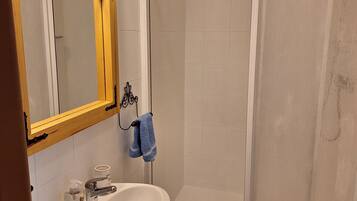 SĂšche-cheveux, serviettes fournies, savon, papier toilette