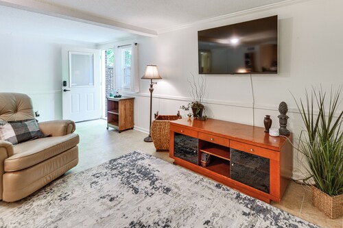 9 Mi to Uptown! Pet-Friendly Retreat in Columbus