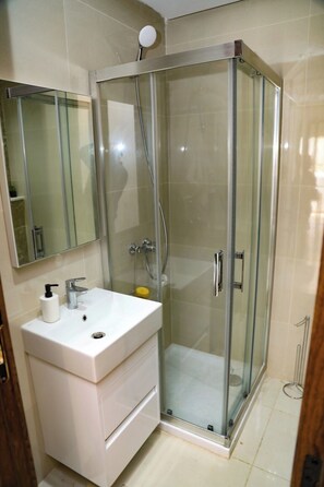 Doccia, bidet, asciugamani, sapone