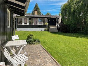 Outdoor dining - Cozy Holiday Home with garden near the coast (Gilleleje)