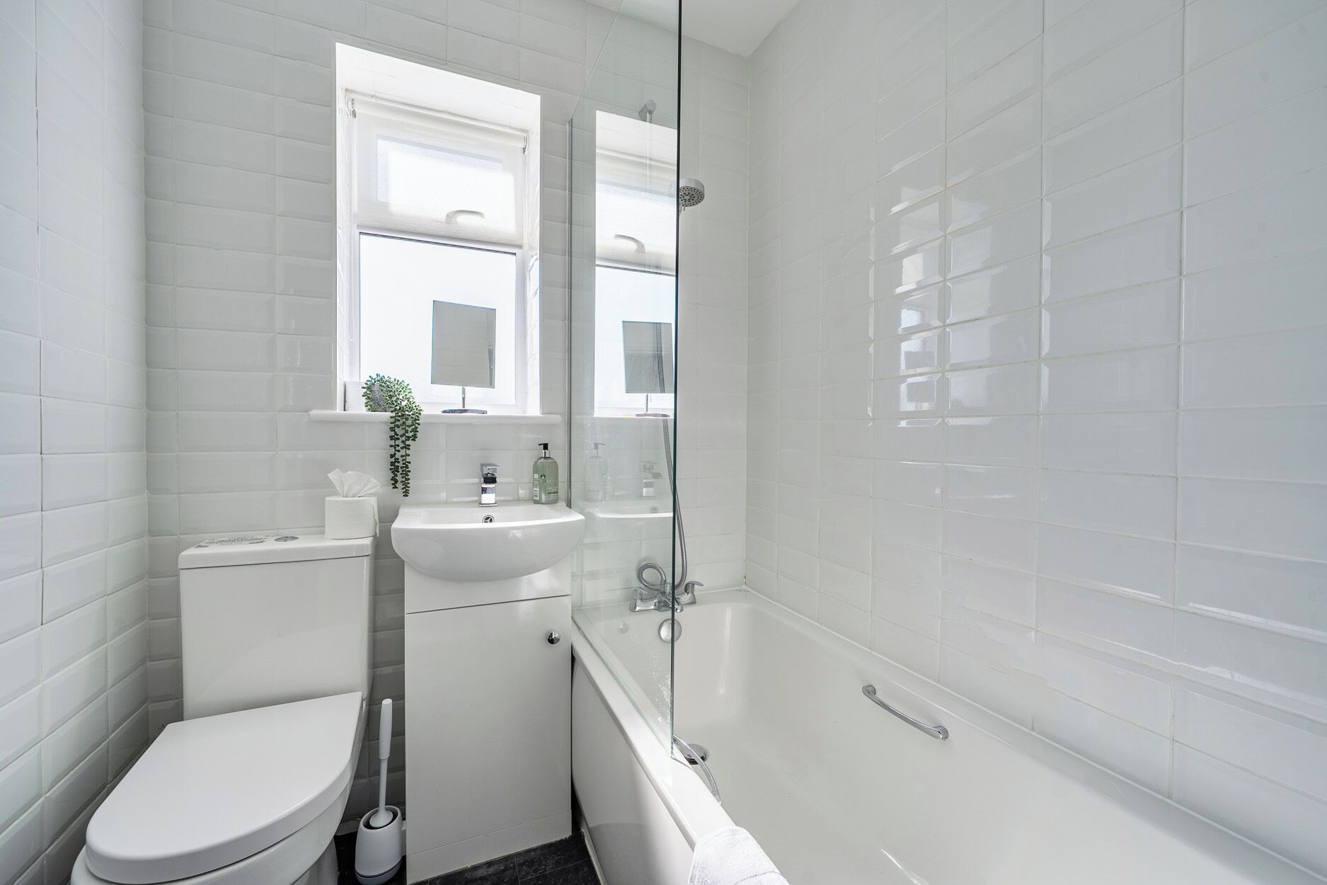 Ein Badezimmer mit Toilette, Waschbecken und Dusche.