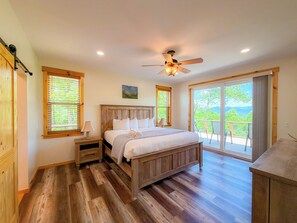 Travel cot, free WiFi, bed sheets - Bryson City 4BR Cabin | Epic Sunrise Views & Game Room (Bryson City)