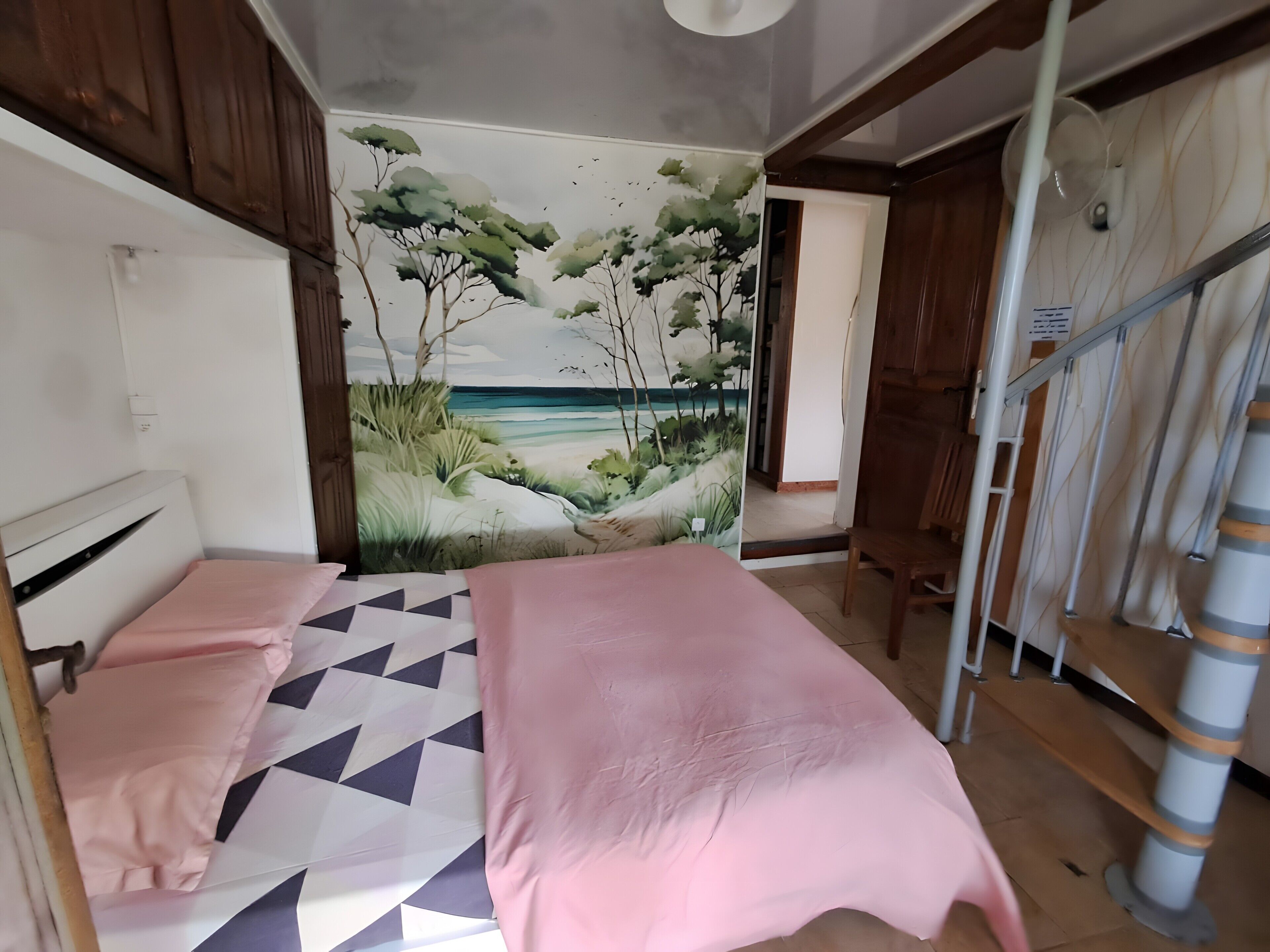 Tabla de planchar con plancha, wifi, ropa de cama