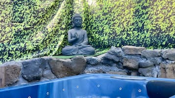 Bañera de hidromasaje al aire libre