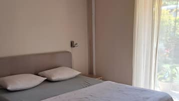 Tabla de planchar con plancha, wifi y ropa de cama